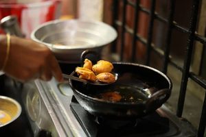 বেসন নাকি চালগুঁড়ি, পকোড়া খাস্তা বানাতে রান্নাঘরে কোনটি না হলেই নয়?