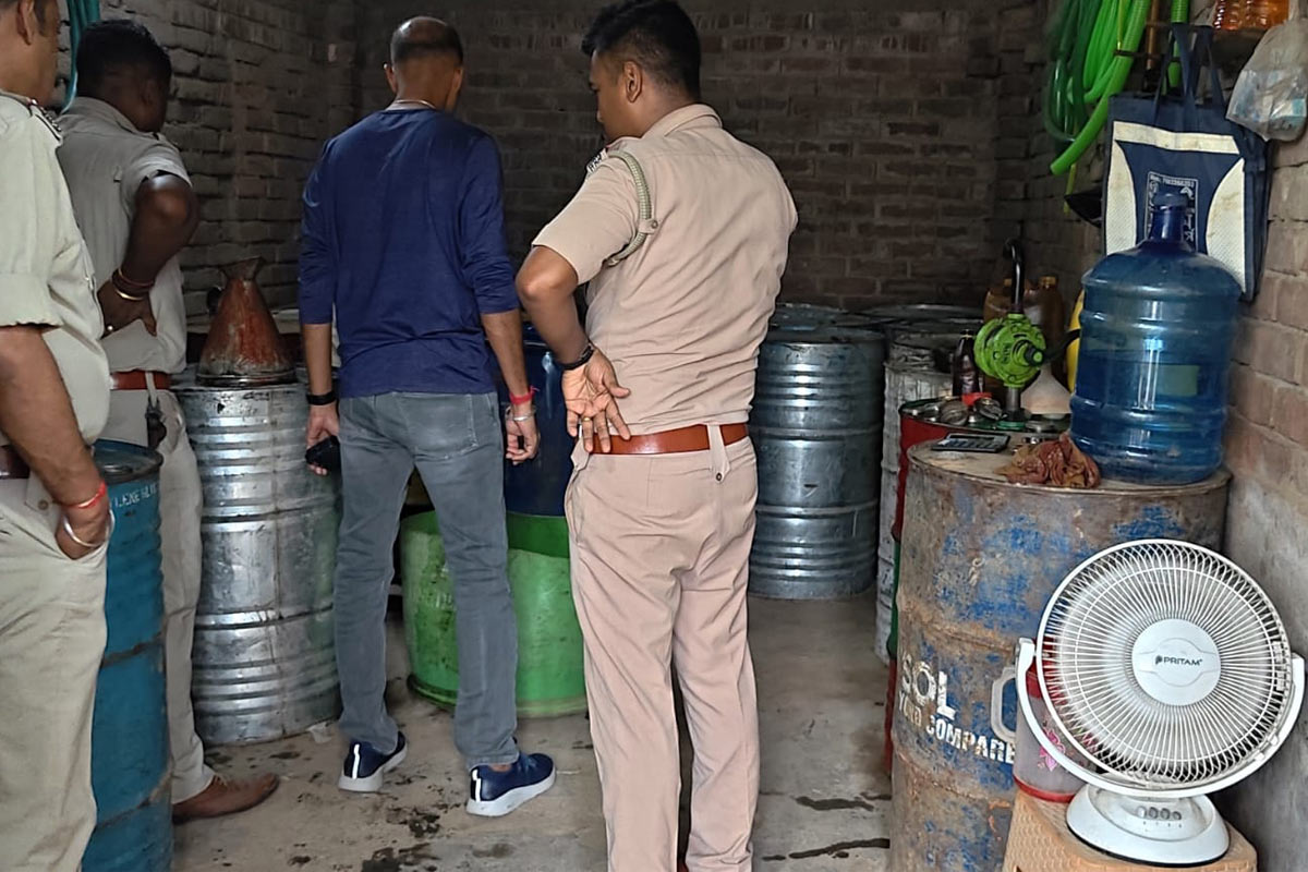 জলের দরে পেট্রল-ডিজেল! কারণ খুঁজতেই তেহট্টের গোডাউনে হানা দিতেই চমকে উঠল পুলিশ