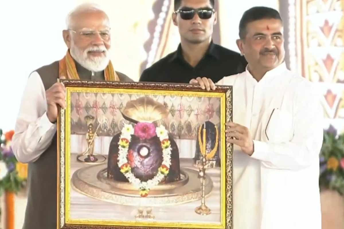 PM Modi reaches Tarakeshwar to celebrate Pashchimbanga Diwas
