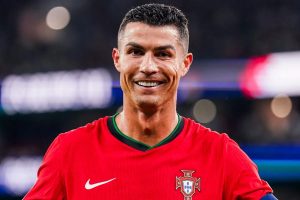 চল্লিশে চালসে নয়, নতুন নজির! ক্যাপ্টেন আর্ম ব্যান্ড পরেই পর্তুগালের প্রথম একাদশে রোনাল্ডো