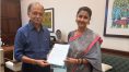 ‘১৫ বছর রাজ্যে থমকে উন্নয়ন’, মমতাকে ‘সম্মান’ জানিয়েও শুভেন্দুর প্রশংসায় রচনা