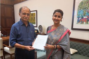 ‘১৫ বছর রাজ্যে থমকে উন্নয়ন’, মমতাকে ‘সম্মান’ জানিয়েও শুভেন্দুর প্রশংসায় রচনা
