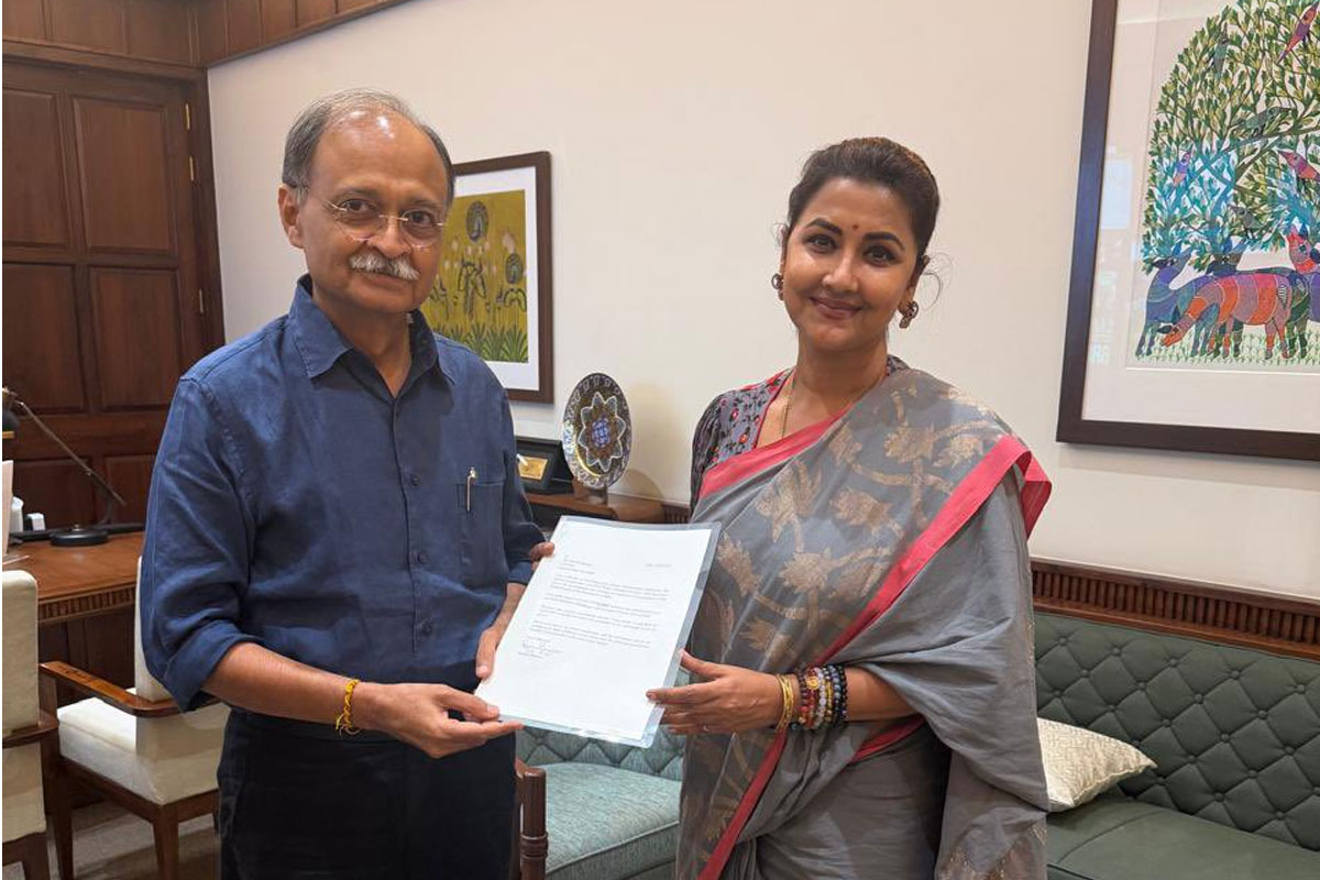 ‘১৫ বছর রাজ্যে থমকে উন্নয়ন’, মমতাকে ‘সম্মান’ জানিয়েও শুভেন্দুর প্রশংসায় রচনা