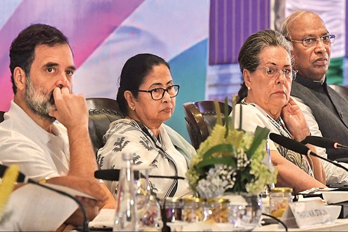 বিলম্বিত বোধোদয়! একের বিরুদ্ধে এক প্রার্থী, ইন্ডিয়া জোটের বৈঠকে প্রস্তাব দিতে পারেন মমতা