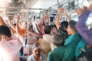 ১৫ ঘণ্টার পাওয়ার ব্লকে ভোগান্তিতে যাত্রীরা, দ্রুত পরিষেবা স্বাভাবিকের চেষ্টায় রেল