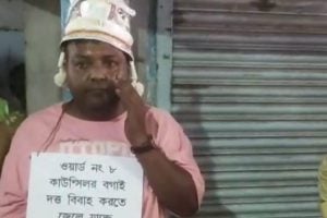 ‘বিয়ে করতে জেলে যাচ্ছি’, টোপর পরিয়ে ‘জামাই আদর’, তৃণমূল কাউন্সিলরকে ঘিরে জনরোষ!