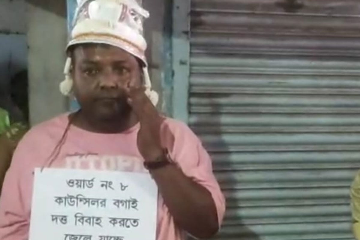 ‘বিয়ে করতে জেলে যাচ্ছি’, টোপর পরিয়ে ‘জামাই আদর’, তৃণমূল কাউন্সিলরকে ঘিরে জনরোষ!