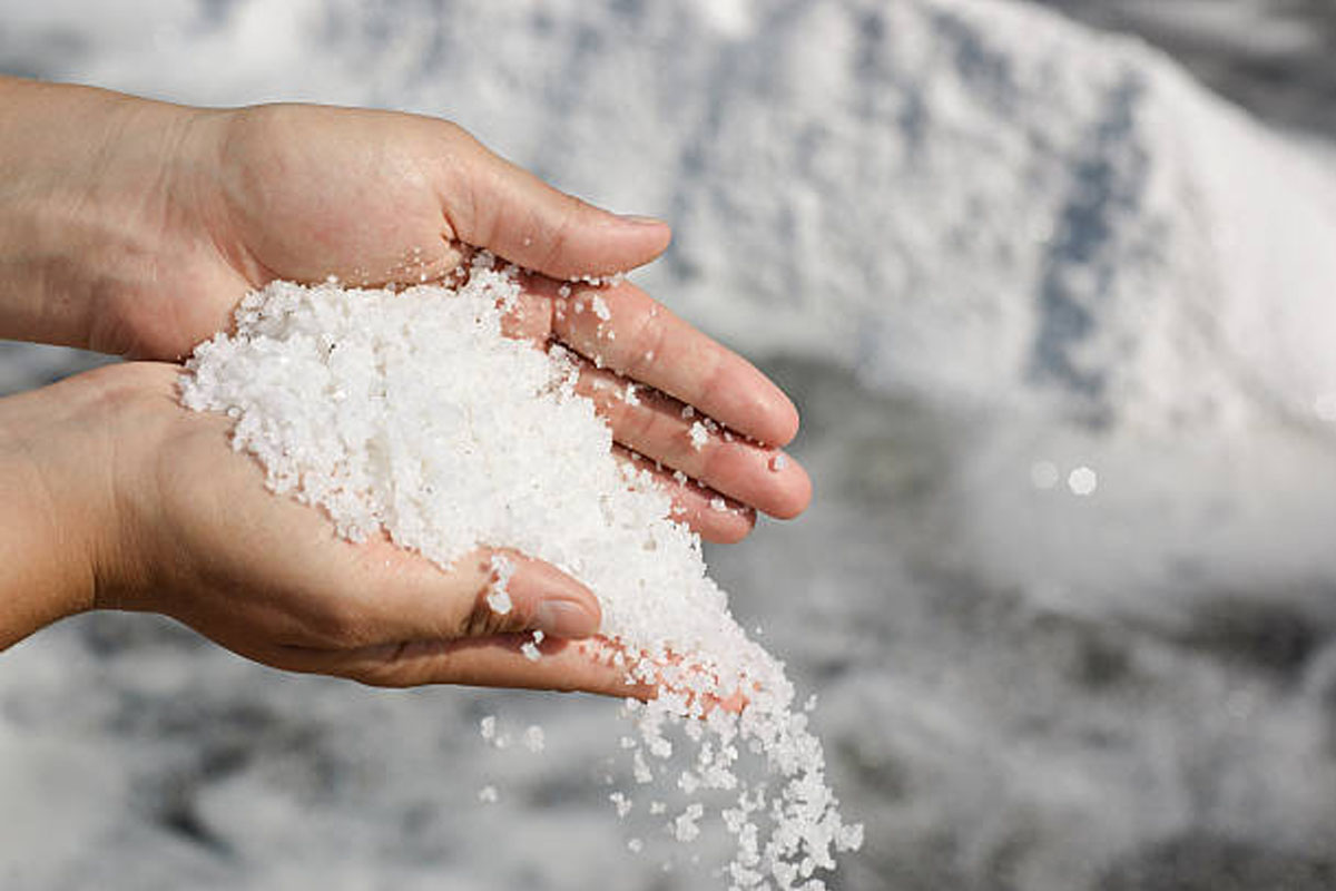 Rubbing Salt Can Keep Away Negative Energy as per Vastu Shastra