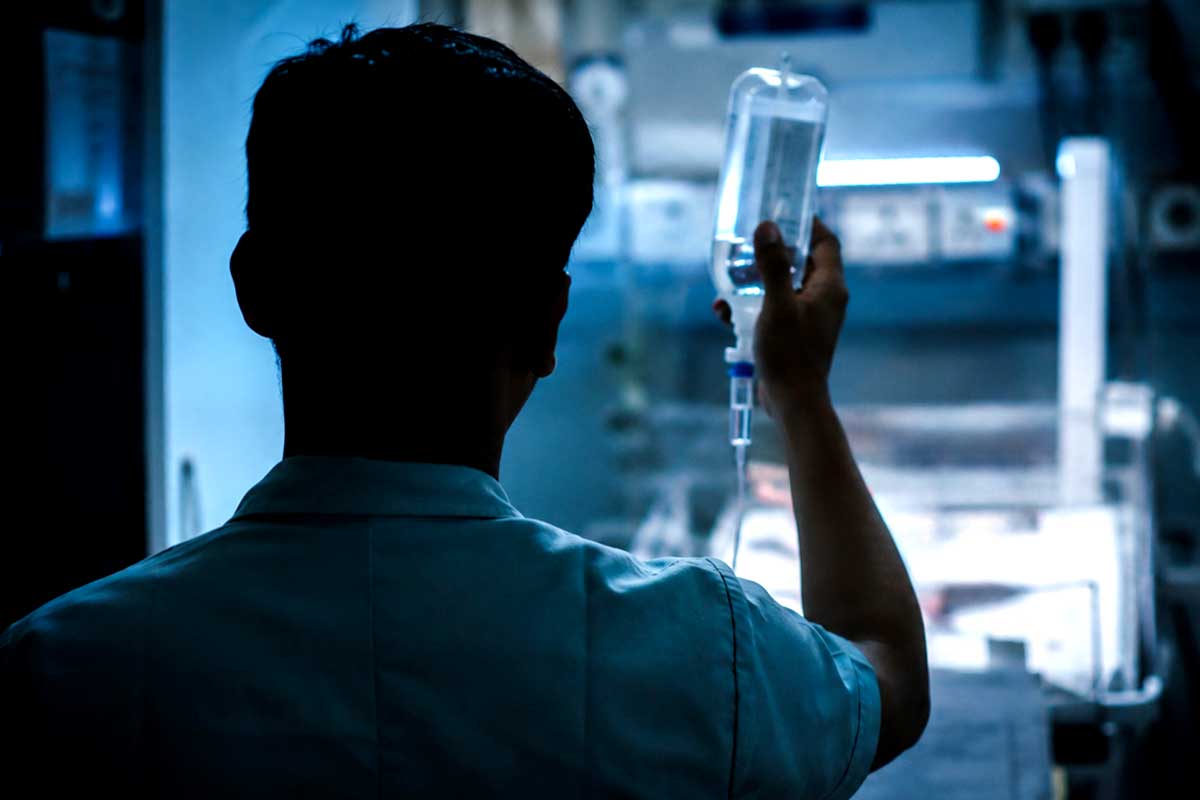 নার্সের সামনে স্যালাইনের চ্যানেল খুলতে গিয়ে সদ্যোজাতের আঙুল কাটল ওয়ার্ড বয়! চাঞ্চল্য মালদহে