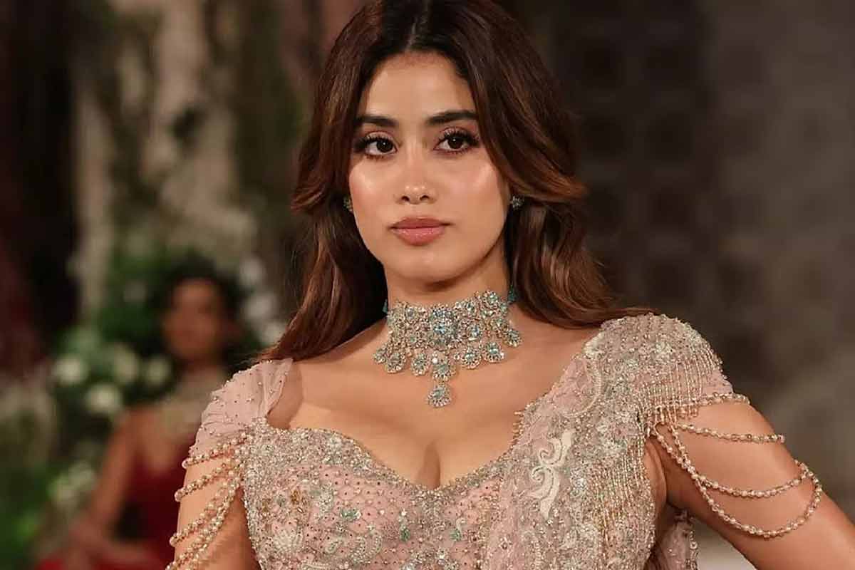 খালি পায়ে সাড়ে তিন হাজার সিঁড়ি বেয়ে তিরুপতিতে জাহ্নবী, কেন এই কঠিন ব্রত?