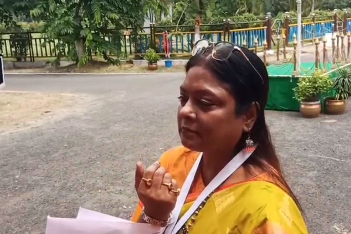 কোলাঘাটে প্রশাসনিক বৈঠক মুখ্যমন্ত্রীর, ‘বিদ্রোহী’ শিবিরে নাম লিখিয়েই হাজির জুন-শিউলিরা