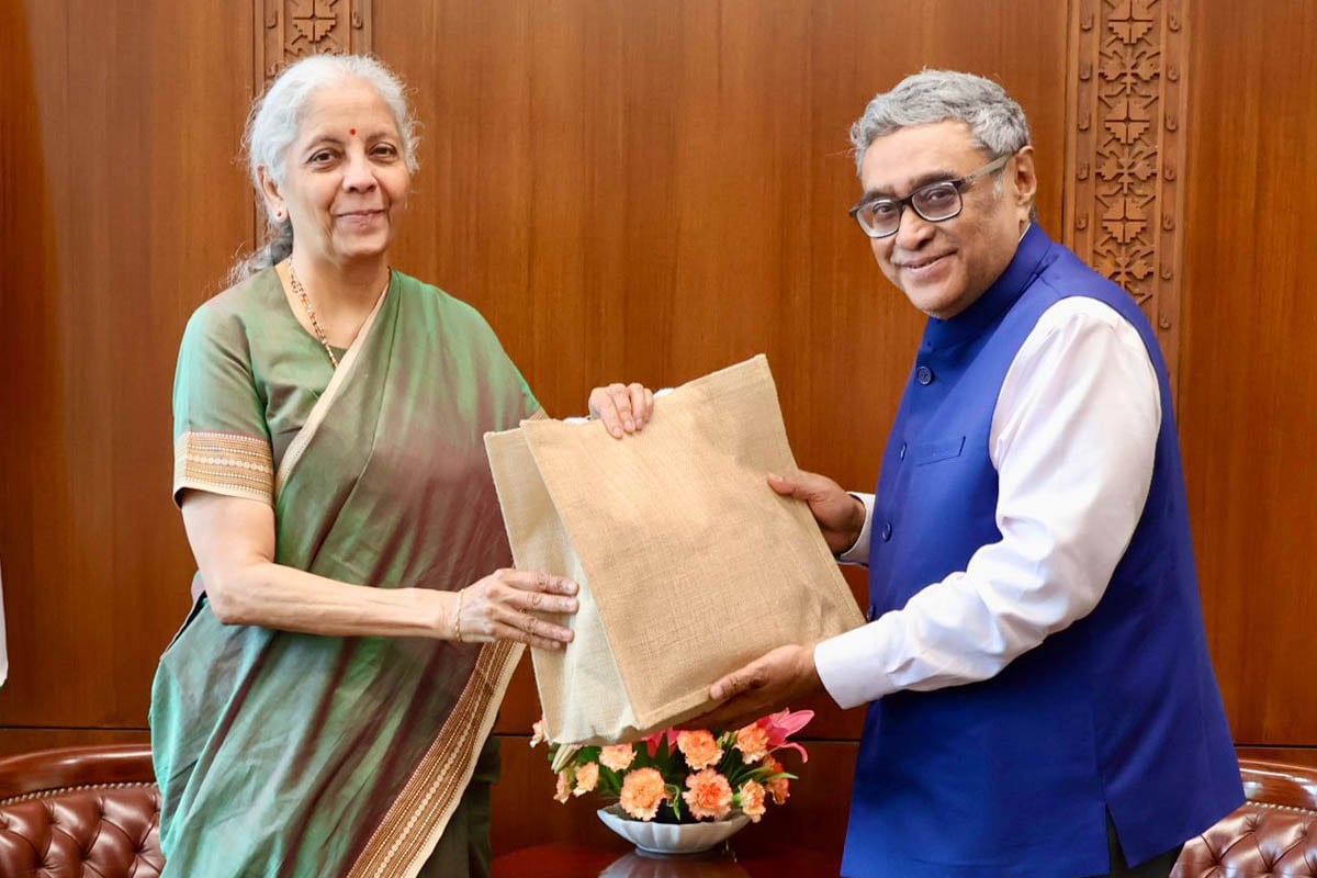 রাজ্য বাজেটে বড় চমক! দিল্লিতে নির্মলার সঙ্গে বৈঠকে অর্থমন্ত্রী স্বপন, শুভেন্দু বললেন, ‘এখনই কিছু বলব না’