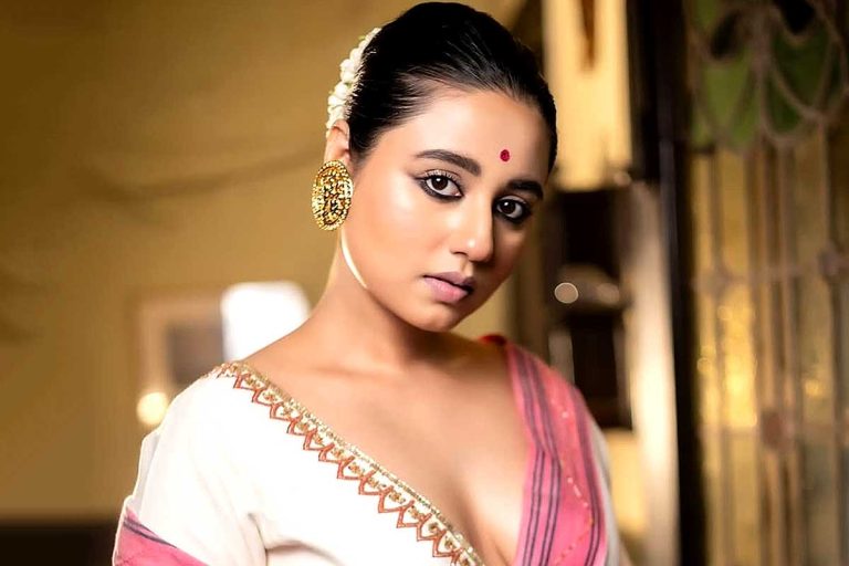 ‘মাখন লাগানোর জন্যও হাতে ছুরি ব্যবহার করতে হয়’, কাকে বিঁধলেন স্বস্তিকা?