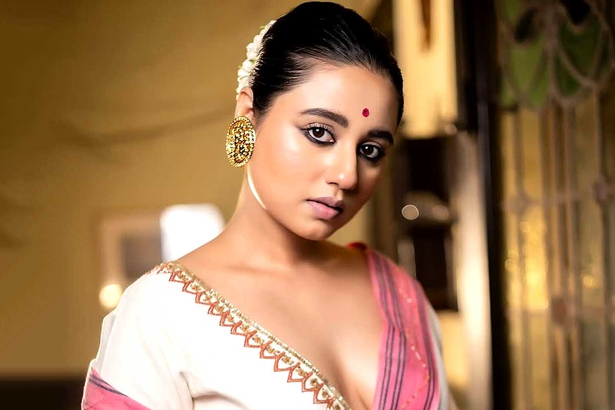 ‘মাখন লাগানোর জন্যও হাতে ছুরি ব্যবহার করতে হয়’, কাকে বিঁধলেন স্বস্তিকা?
