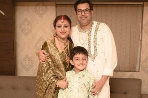 কান থেকে ফিরেই সিঁদুরে রাঙা অস্কার মনোনীত ‘পুতুল’-এর পরিচালক, সায়নের সঙ্গে বিয়েতে খুশি ইন্দিরার ছেলে?