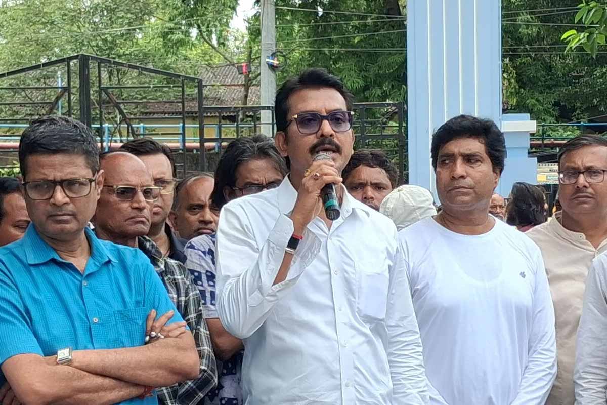 ‘ধর্মের কল বাতাসে নড়ে’,  স্বরূপ গ্রেপ্তার হতেই ‘বিশ্বাস ব্রাদার্স’ নিয়ে সরব ঋদ্ধি থেকে শ্রীলেখা