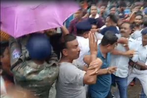 দৈনিক প্রায় লাখ টাকার তোলাবাজি! নাগালে পেয়েই তৃণমূল নেতাকে ‘ডিম থেরাপি’, জুটল গণধোলাই