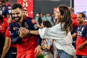 আরসিবির জয়ের পর ট্রফি ছুঁয়ে বিরাটের পাশে ‘লেডি লাক’ অনুষ্কা, সাকসেস পার্টিতে জমিয়ে নাচ, ভাইরাল ‘বিরুষ্কা মোমেন্ট’