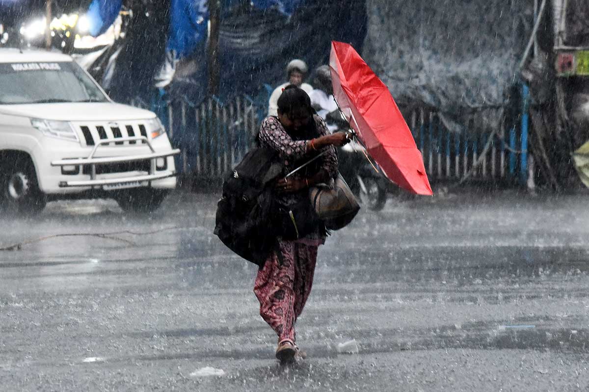 ৫ জেলায় জারি কমলা সতর্কতা, যোগ দিবসে বৃষ্টি শহরে? কী জানাল হাওয়া অফিস