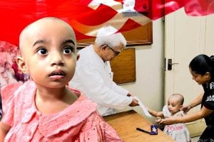 জন্মদিনে পাওয়া অর্থ হকারদের জন্য বিমান বসুর হাতে দিল খুদে