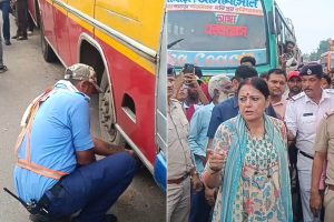অগ্নিমিত্রার অনস্পট অ্যাকশন! আসানসোলে ফুটপাত দখল-অবৈধ পার্কিং রুখতে ধমক মন্ত্রীর, বাসে লাগালেন কাঁটা