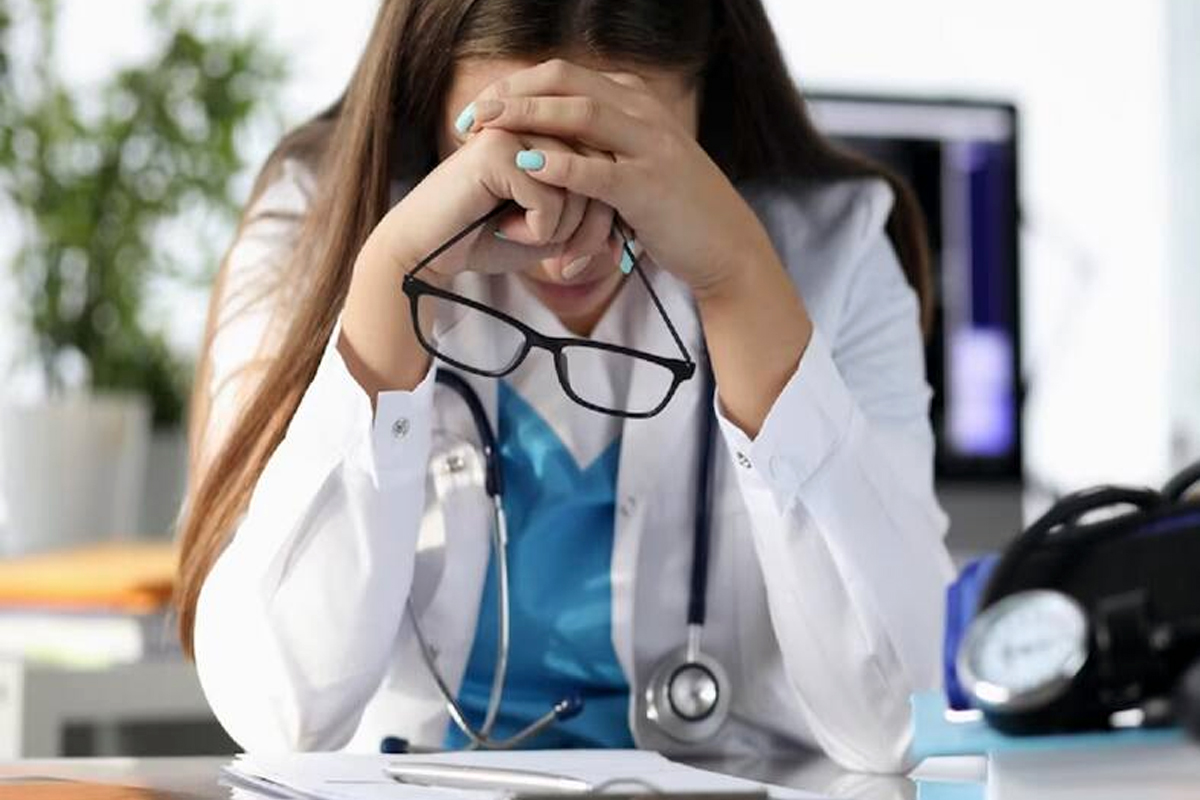 AI Boosts Healthcare, But Rising Stress Could Push 69% of Doctors to Quit