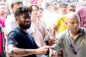 অনশনে বসা অভিজিতের মুখে কালি মহিলার! আরশোলা প্রধান বললেন, ‘নীল রং ভীষণ প্রিয়’