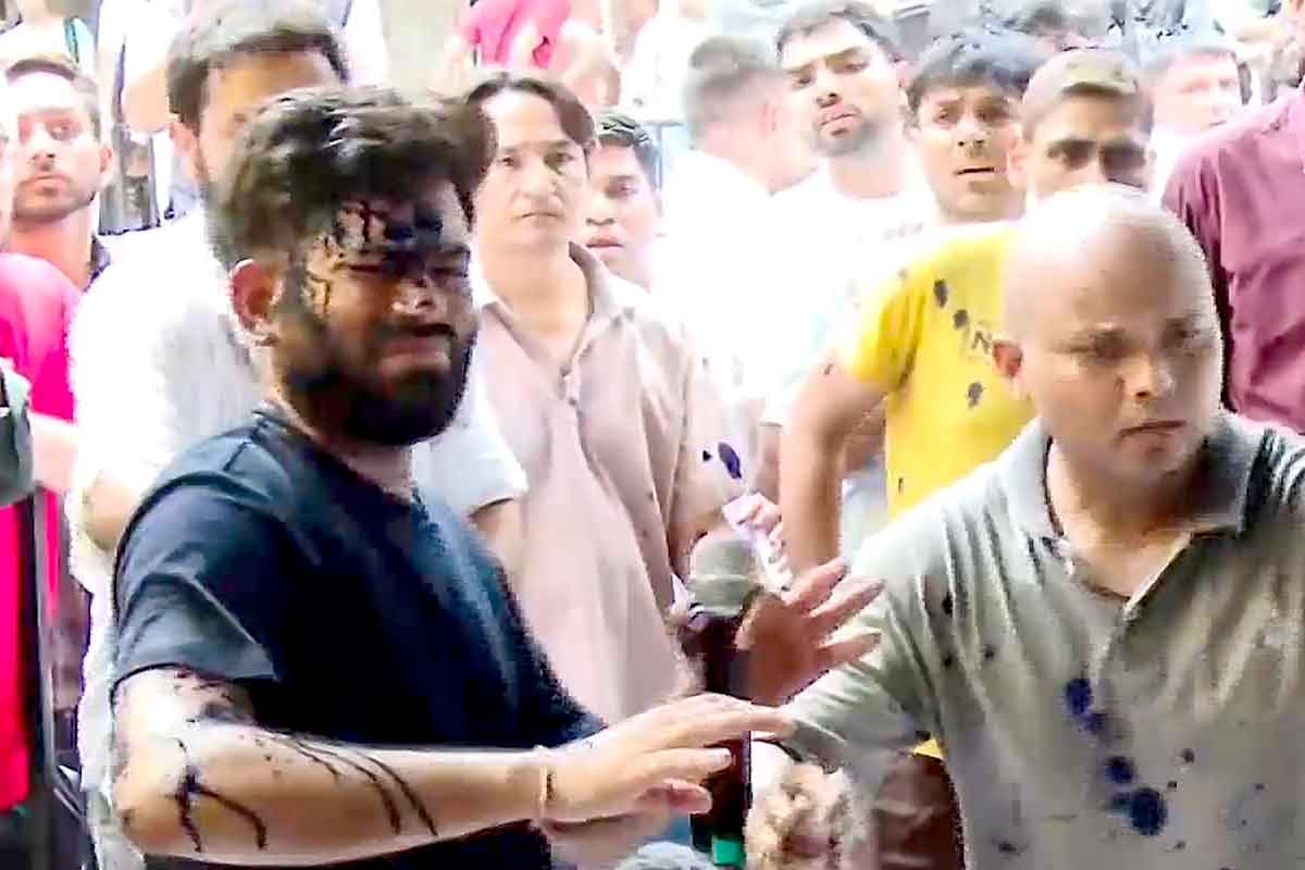 অনশনে বসা অভিজিতের মুখে কালি মহিলার! আরশোলা প্রধান বললেন, ‘নীল রং ভীষণ প্রিয়’