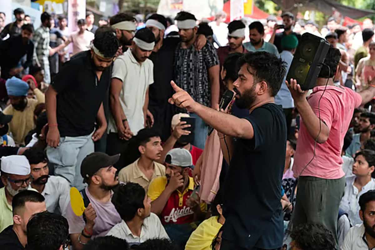 ‘মোদি মাস্ট রিজাইন’, ধর্মেন্দ্রর পর এবার প্রধানমন্ত্রীর ইস্তফার দাবি ‘আরশোলা’দের