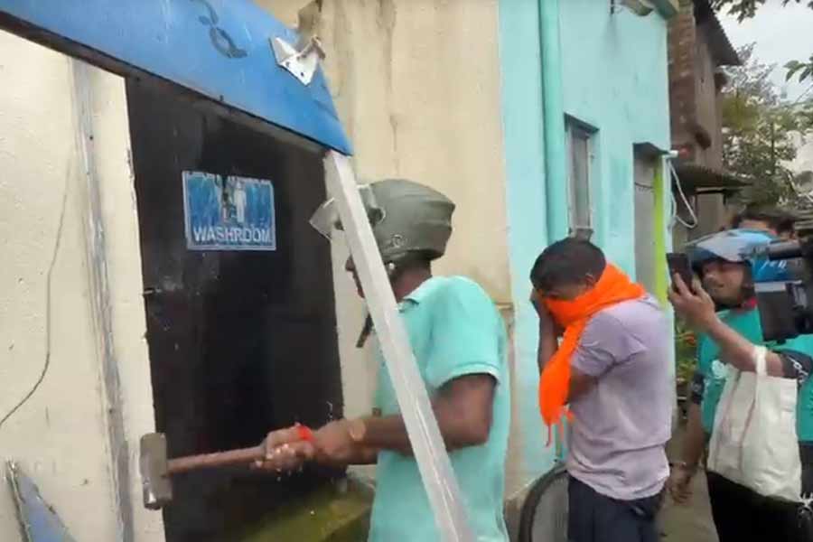 আমতলায় অভিষেকের পাঁচতলা পার্টি অফিস ভাঙা হল বুলডোজারে