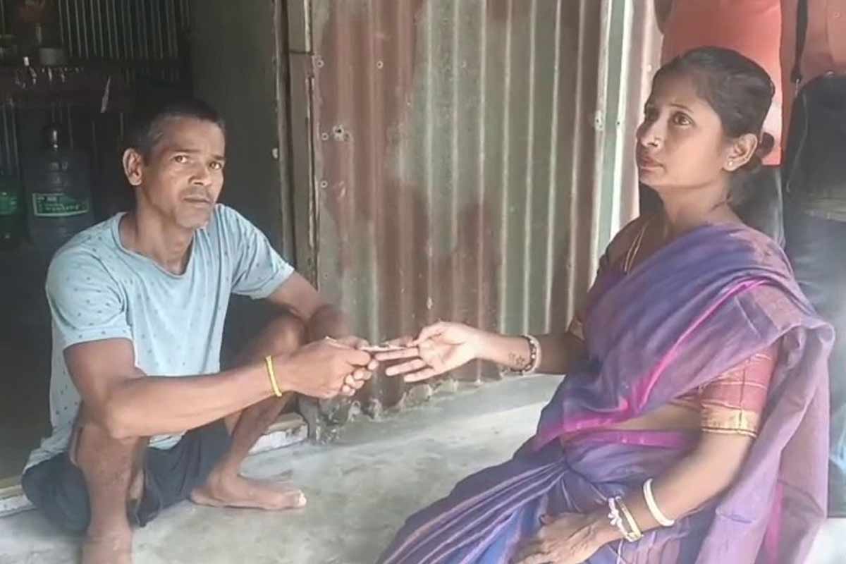 বাস্তবের অন্নপূর্ণা! সরকারি যোজনার ৩০০০ টাকা দুস্থ প্রতিবেশীকে দান মহিলার