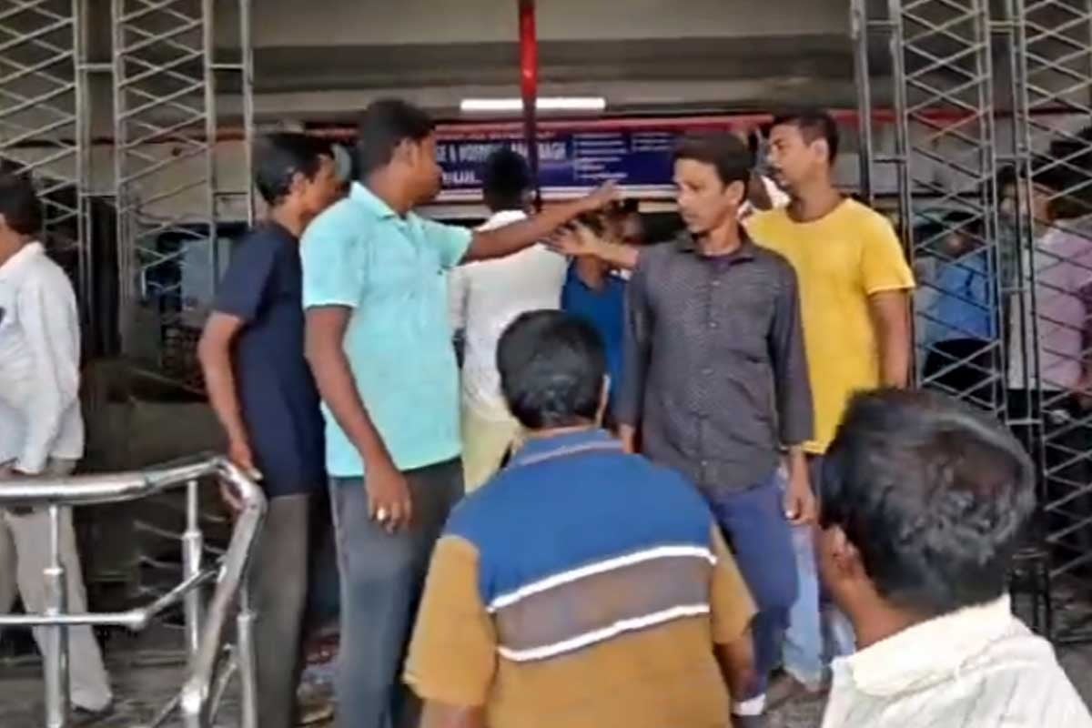 সাপের কামড়ে শরীর অসাড়, ফিরেও তাকায়নি ডাক্তার-নার্সরা! কিশোরীর মৃত্যুতে আরামবাগ হাসপাতালে ধুন্ধুমার