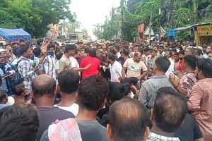 সরকারি নির্দেশ অমান্য করে হকার উচ্ছেদ! আসানসোলের ৩ আধিকারিককে শোকজ
