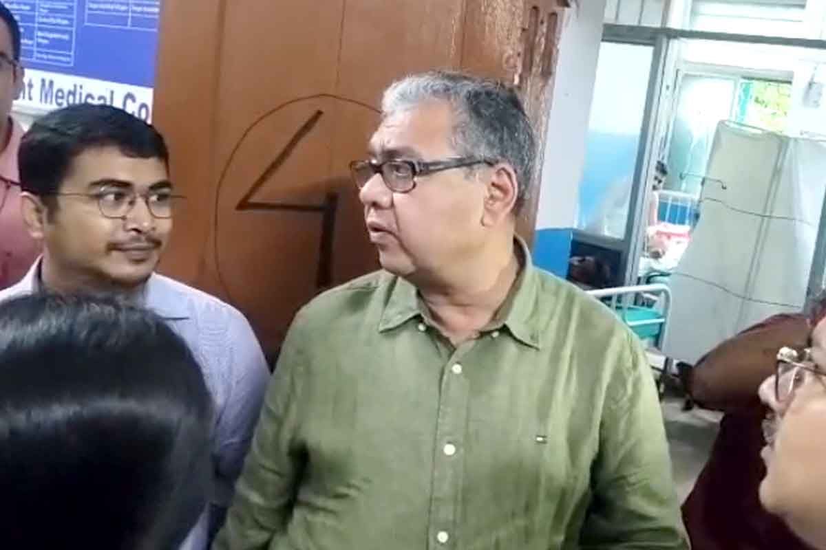 বারাসত হাসপাতালে হঠাৎ পরিদর্শনে ক্ষুব্ধ স্বাস্থ্যমন্ত্রী, ২৪ ঘণ্টার মধ্যে শোকজের নির্দেশ ওয়ার্ড মাস্টার সহ বেশ কয়েকজনকে!