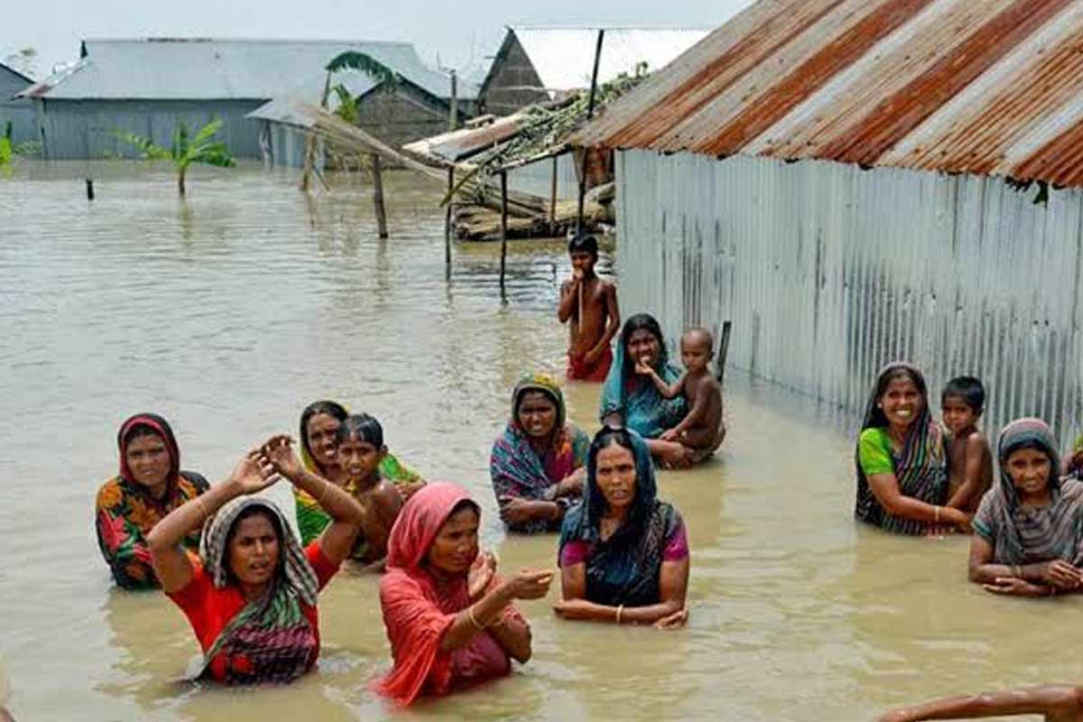 প্রকৃতির রোষের কবলে বাংলাদেশ! বৃষ্টিতে পাহাড়ের ঢালে ধস নেমে মৃত প্রায় ৫০