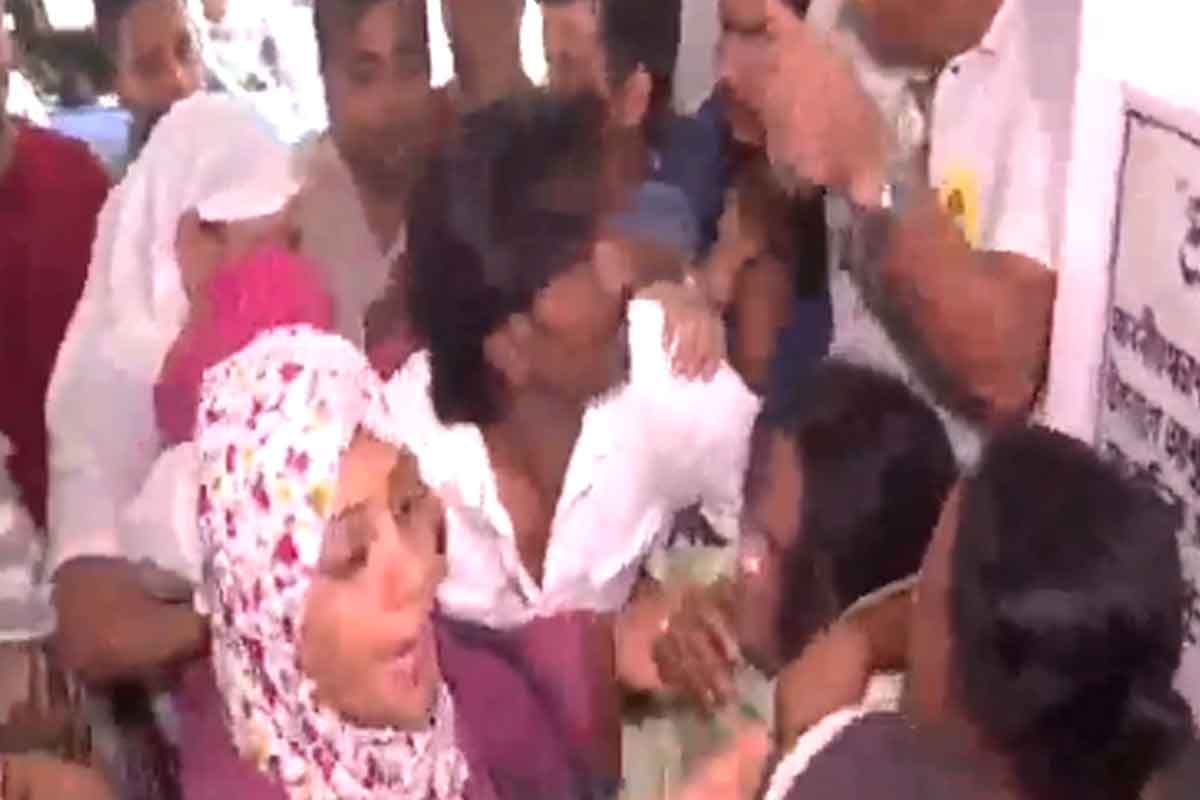 প্রাক্তন তৃণমূল কাউন্সিলরকে যোগদানে বাধা কং কর্মীদের, হাতাহাতি-মারামারিতে তুলকালাম বিধান ভবন!