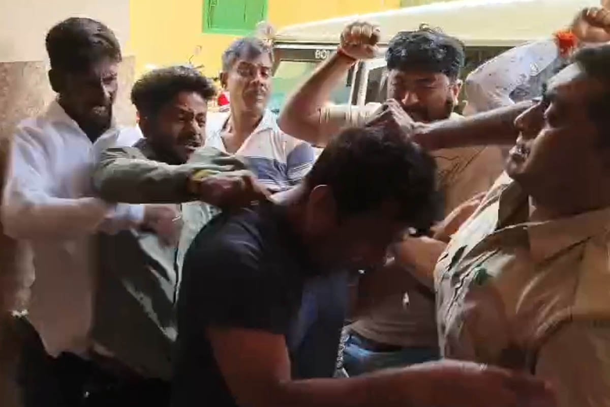 কঙ্কালীতলার ত্রাস! আদালত চত্বরে ধৃত তৃণমূল নেতাকে ডিম থেরাপি, বেদম মার