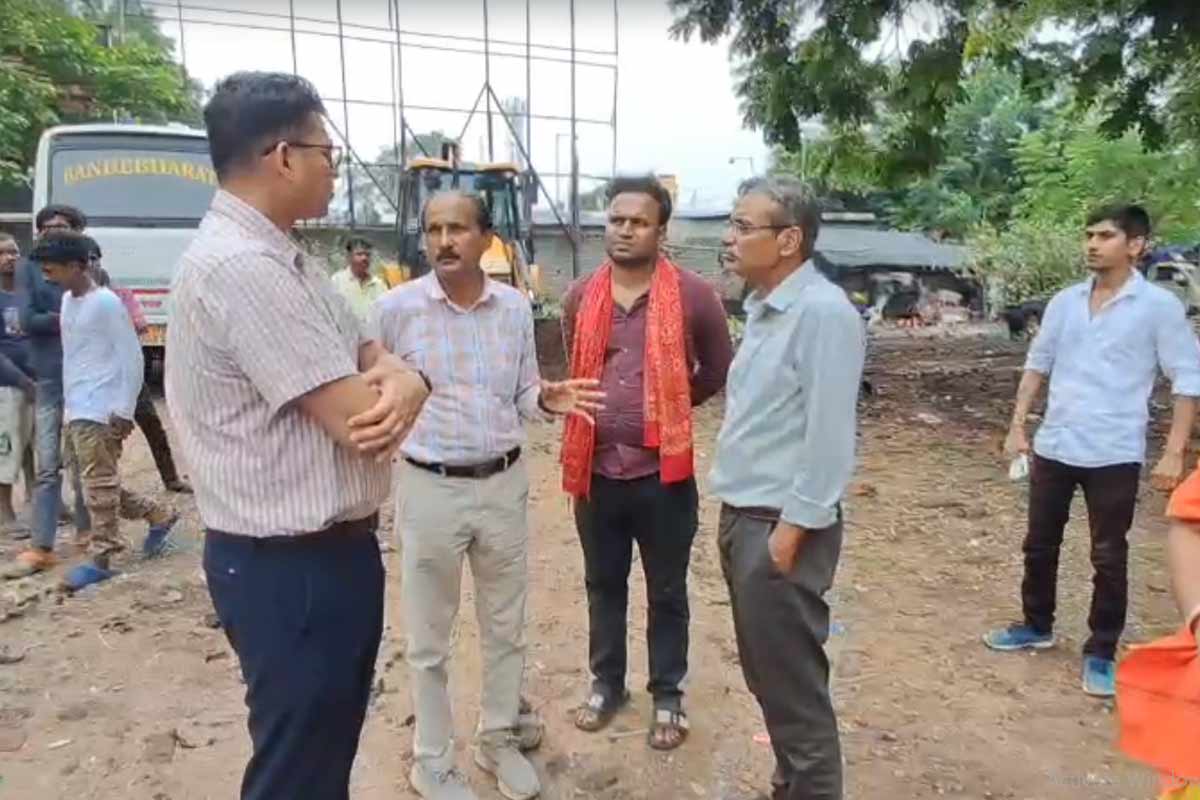 বুলডোজার নিয়ে বাঁকুড়া শহরে বিধায়ক নীলাদ্রিশেখর, ফুটপাথ দখলমুক্ত করতে অভিযান?