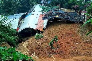 ফের কক্সবাজারে বিপর্যয়, রোহিঙ্গা শিবিরে মাদ্রাসায় ভেঙে পড়ল পাহাড়! ধসে চাপা ৪০ শিশু, আট দেহ উদ্ধার
