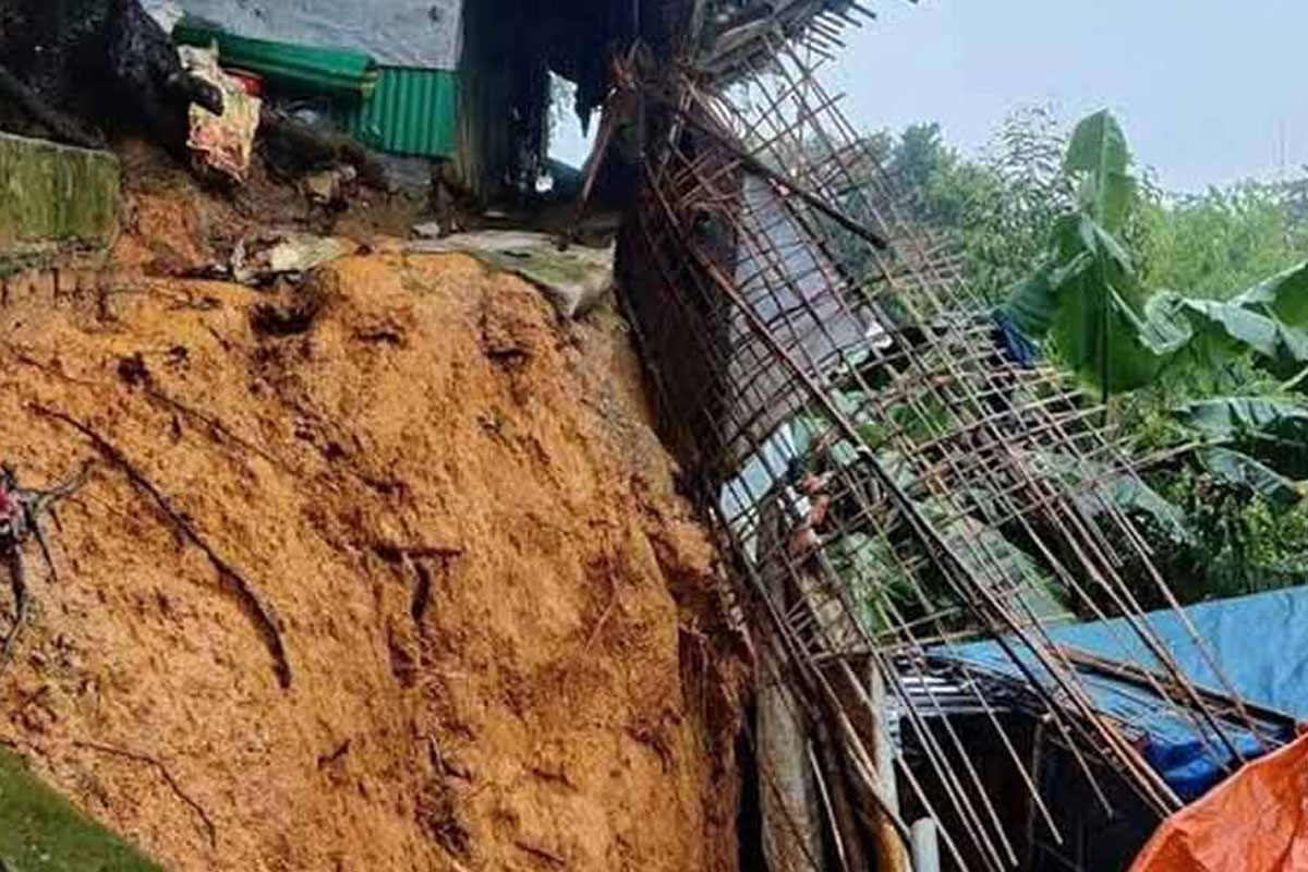 ভারী বর্ষণে কক্সবাজার পাহাড়ে ভয়ংকর ধস, রোহিঙ্গা শিবিরে মাটি-পাথর চাপা পড়ে মৃত্যু ৯ জনের