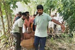 বর্ষায় বেহাল রাস্তায় অ্যাম্বুল্যান্স দূর, হাঁটাই দুষ্কর! রোগীকে চটের বস্তায় ঝুলিয়ে হাসপাতালে পরিবার