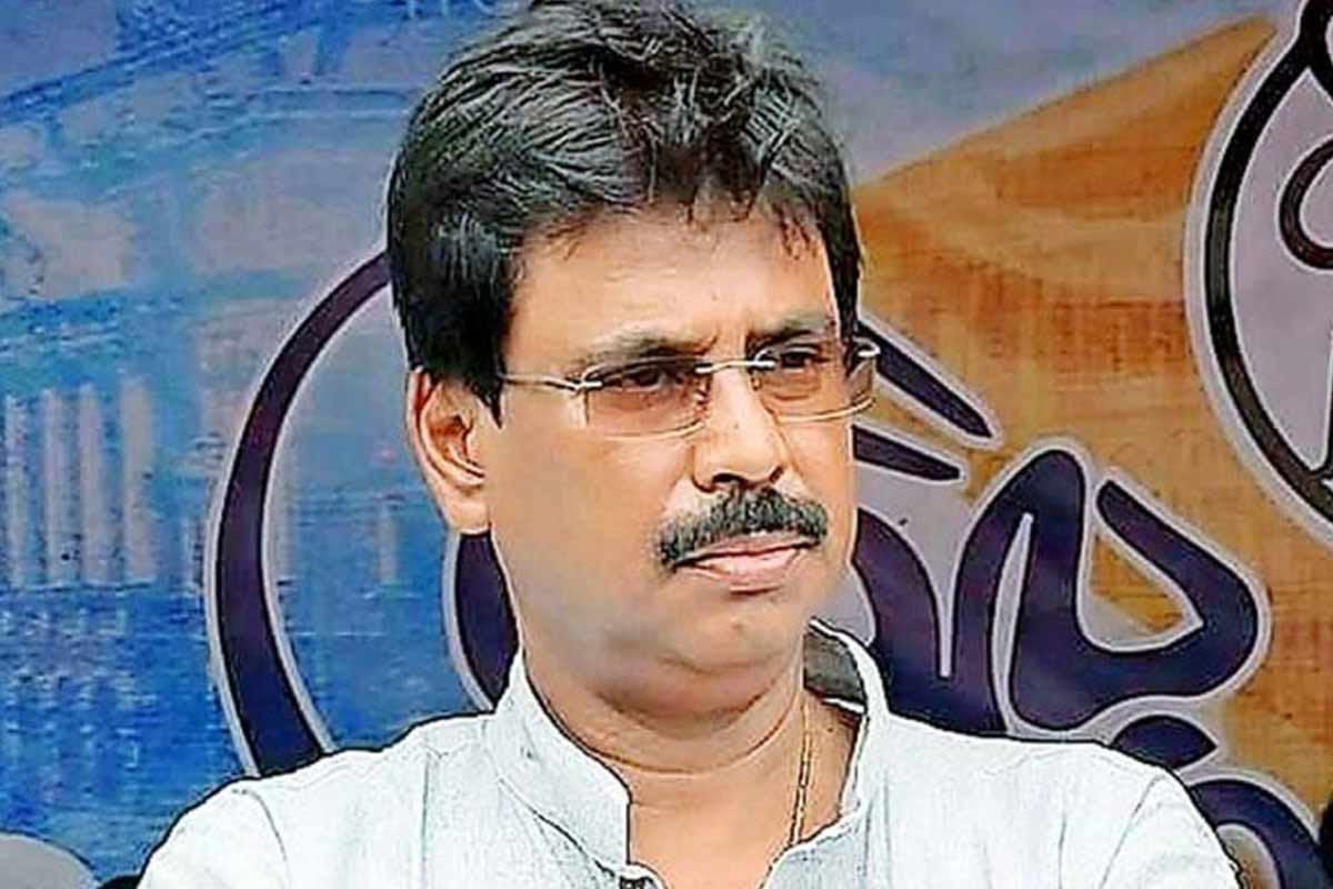 ঘনঘন দলবদল! এবার ঋতব্রত শিবিরে যোগ প্রাক্তন বিধায়ক বিশ্বজিৎ দাসের