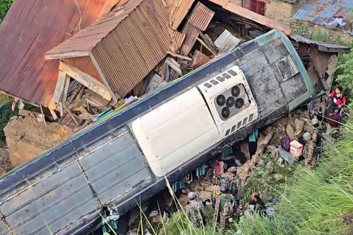 অমরনাথের পথে উলটে গেল পুণ্যার্থী বোঝাই বাস, আহত ৩৯, হাসপাতালে ছুটলেন উপরাজ্যপাল