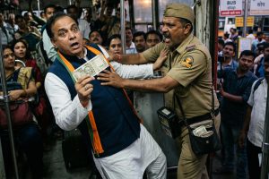 ‘খুচরো নেই, বাস থেকে নামুন’, সারপ্রাইজ ভিজিটে কার্যত ‘ঘাড়ধাক্কা’ খেলেন খোদ পরিবহণমন্ত্রী!