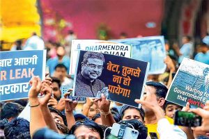 ভিন্ন মতের খেসারত! রাজনৈতিক মতামতে ভিন্ন অবস্থানে থাকার মাশুল গুনছেন সোনম?