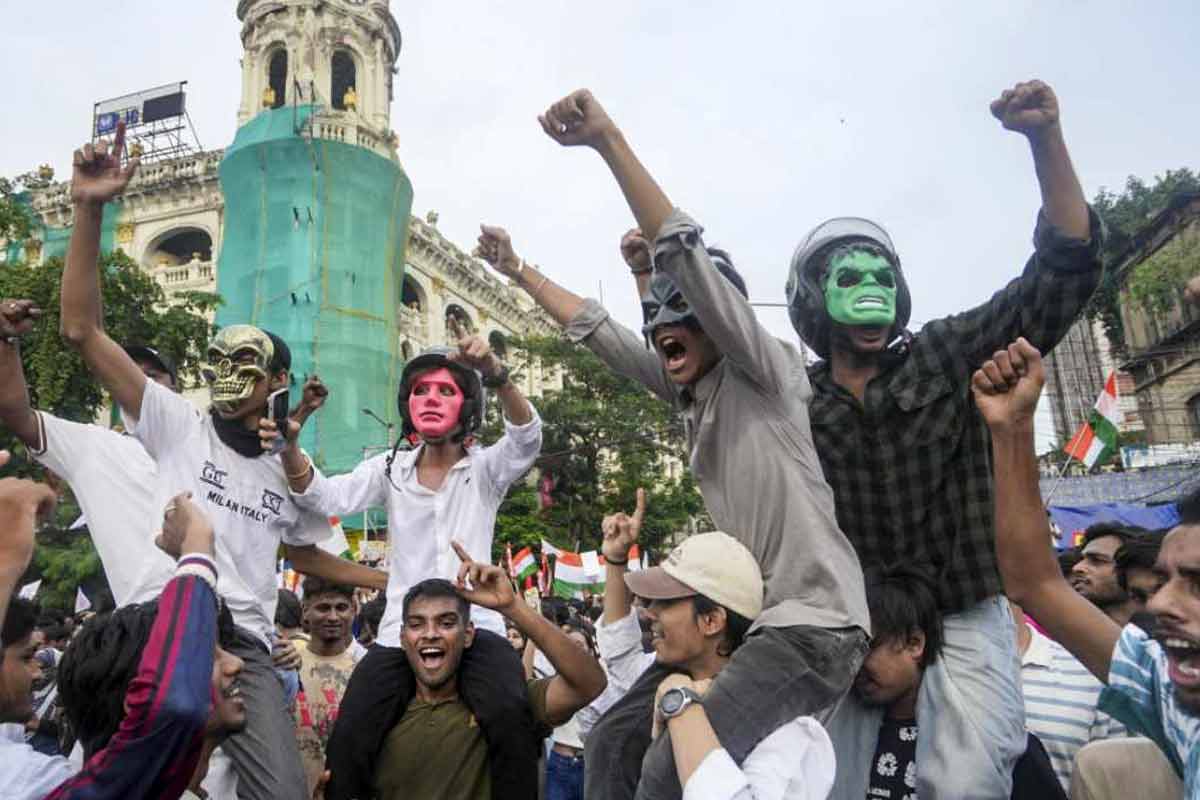 সাংবাদিক হেনস্তায় প্রতিবাদে শাসকদল, কালো ব্যাজ পরে প্রতিবাদে বিজেপি বিধায়করা