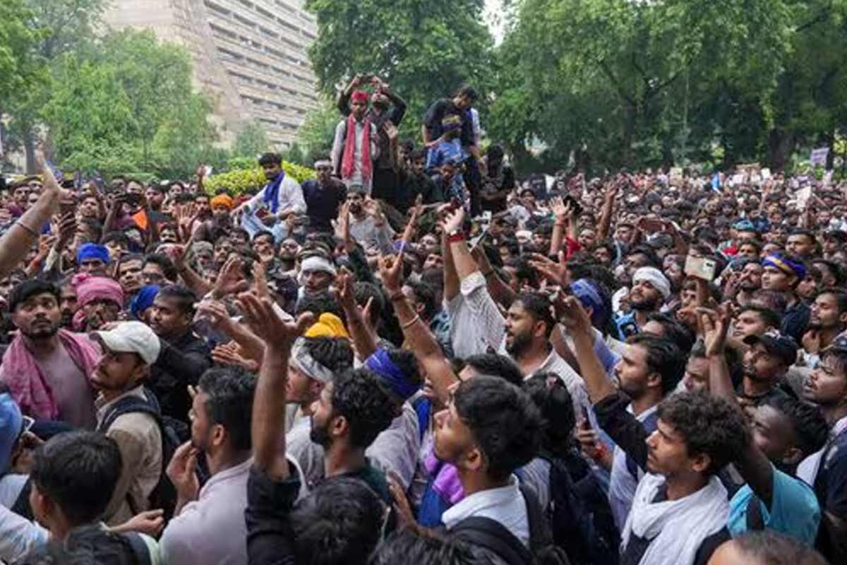 আরশোলাদের সংসদ অভিযান ঘিরে রণক্ষেত্র দিল্লি, ব্যাপক লাঠিচার্জ পুলিশের