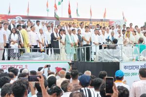 একুশের মঞ্চেও কংগ্রেসের ফাটল স্পষ্ট! অধীরের সামনেই উঠল ‘শুভঙ্কর সরকার জিন্দাবাদ’ স্লোগান