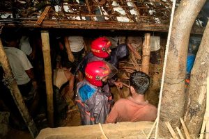 ভারী বর্ষণে কক্সবাজার পাহাড়ে ভয়ংকর ধস, রোহিঙ্গা শিবিরে মাটি-পাথর চাপা পড়ে মৃত্যু ৯ জনের