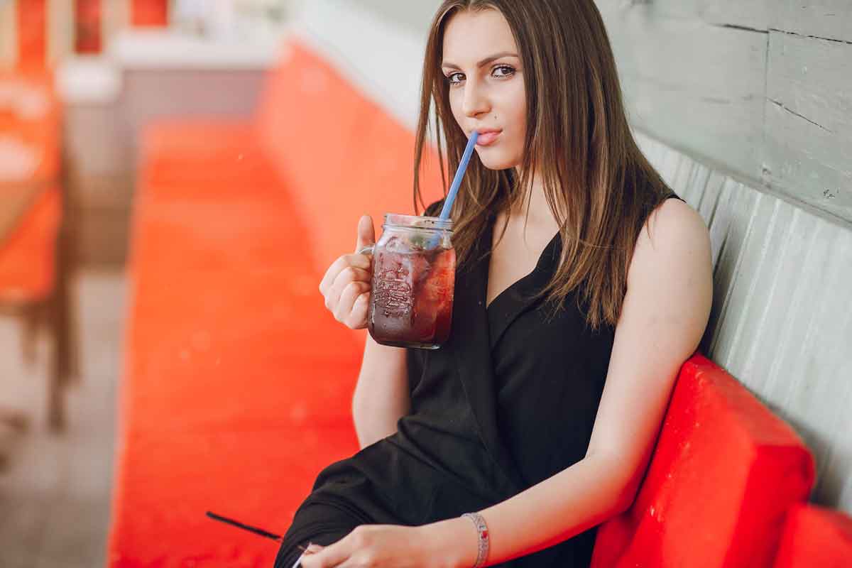 এক চুমুকে কমবে বয়স! দামি প্রসাধনী নয়, রূপটানে এবার শেষ কথা ‘বিউটি ড্রিঙ্ক’